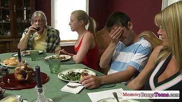 બગડેલી MILF કેનેલા ત્વચા કમ ઇન હેરની કદર કરતી સેકસી માસી નથી