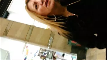 ઉચ્ચ ગુજરાતી વીડીયો સેકસી હીલ્સ અને સ્ટોકિંગ્સમાં હોટ શ્યામા યોગ્ય કુશળતા ધરાવે છે